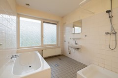 Aardbisschop Romerostraat 332  Utrecht 055.jpg